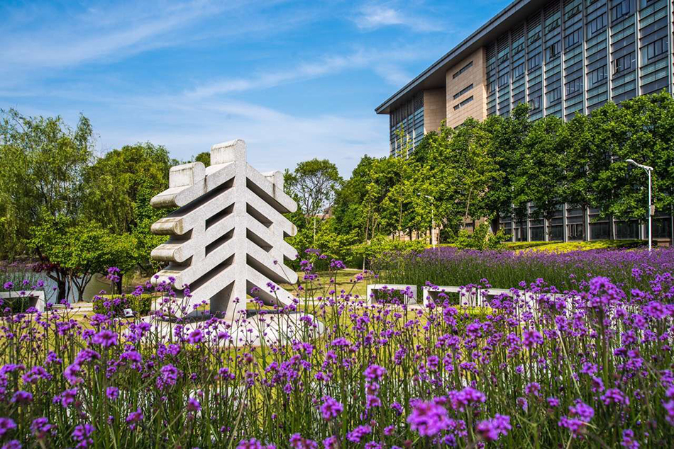 华东师范大学英语翻译专业上研究生是国内好？还是去国外好？